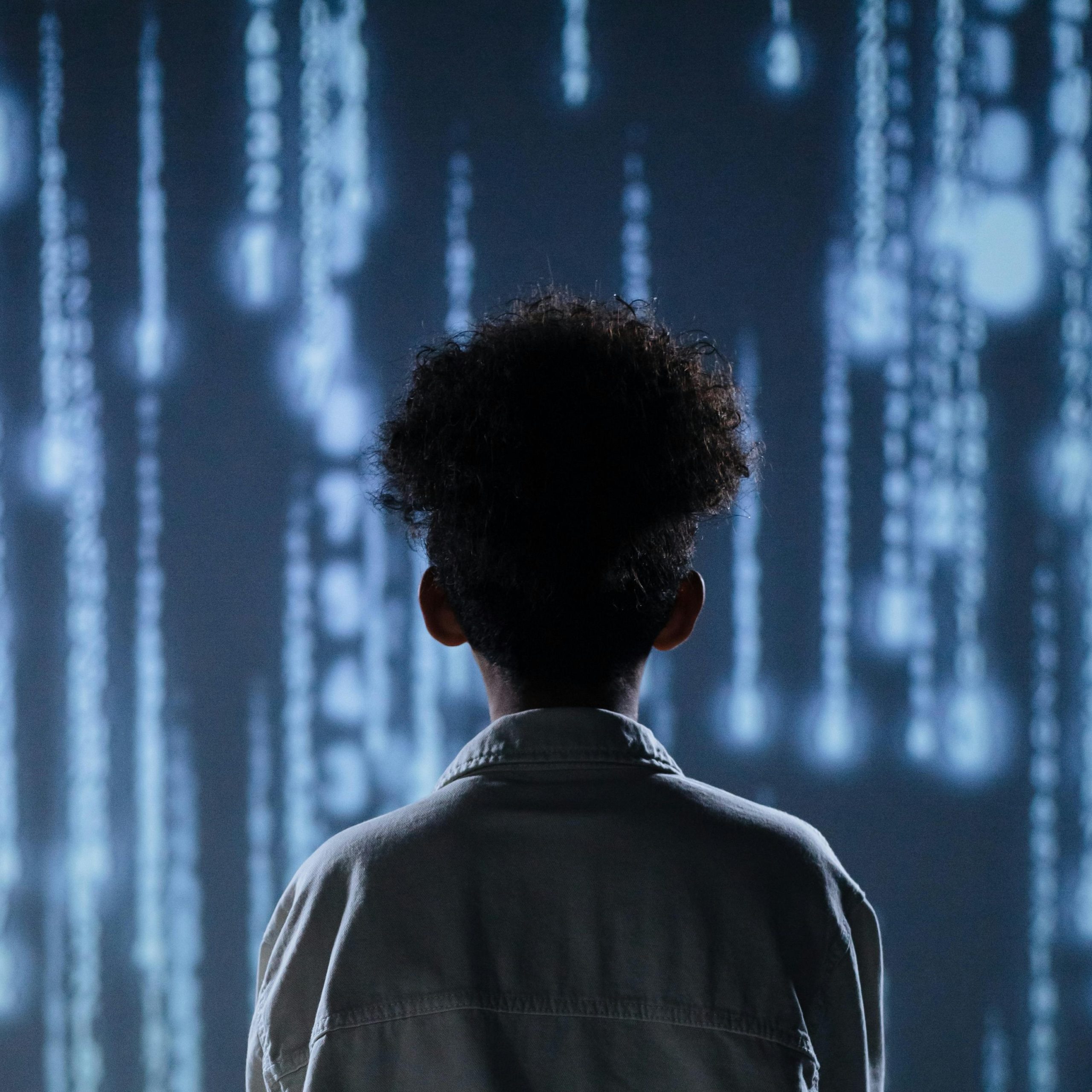 personne devant une pluie de nombres